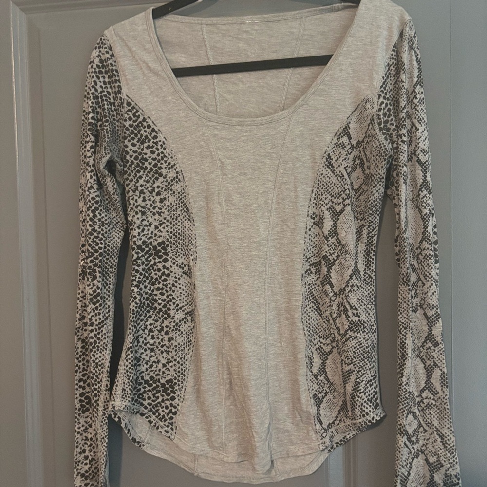 Lululemon Between Two Lines Snake Print Thermal Running Top